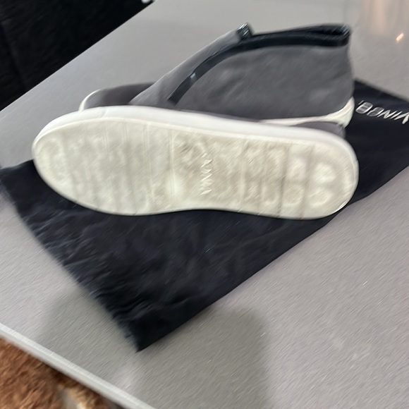 Vince grey suede with black leather trim Chelsea boot size 7 excellent condition - Picture 3 of 3